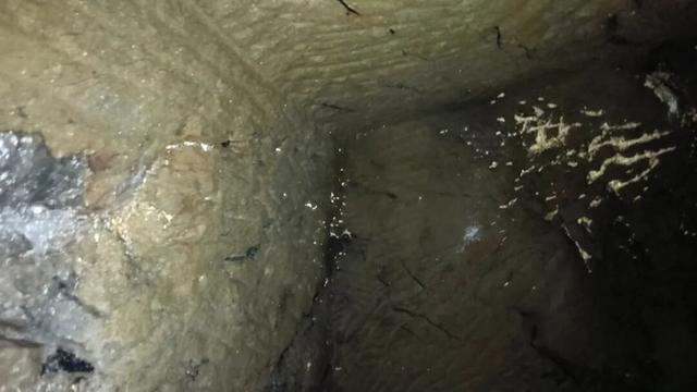 重庆大学城深山发现一排蛮子洞，内部有古人留下的文字和生活痕迹