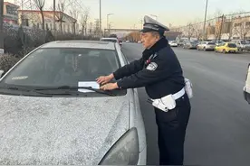 交城交警大队整治经济开发区违法停车图片