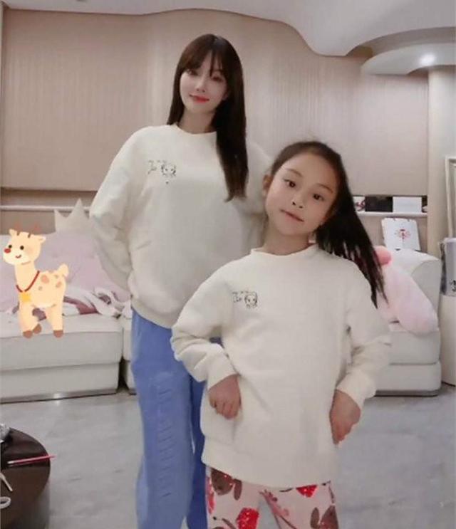 李小璐也没想到，自己辛苦养大的女儿甜馨，竟给贾乃亮做了"嫁衣"