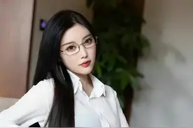 离异女老板叫我假装她男朋友，谁知道她爸妈让我们睡一间房图片