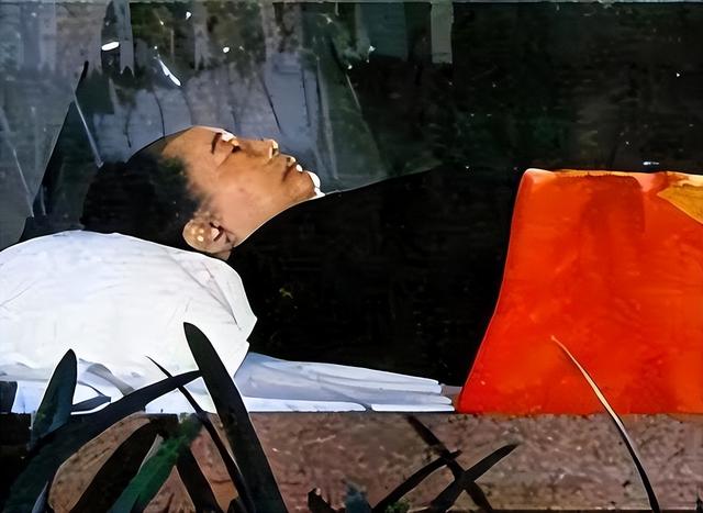 孙中山和宋庆龄的一张真实合影！真是太美了，颜值碾压影视演员！