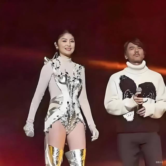 陈慧琳演唱会穿三角裤衩	，五十多了合适吗？人老心不老