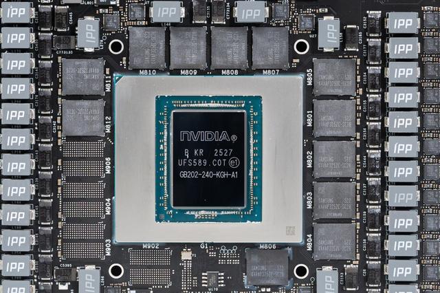 iGame RTX 5090 D v2火神显卡评测：凌厉方正硬汉！性能依旧能打！