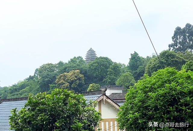 成都彭州被冷落的寺庙，殿宇壮观恢宏，位置堪称上乘，不要门票！