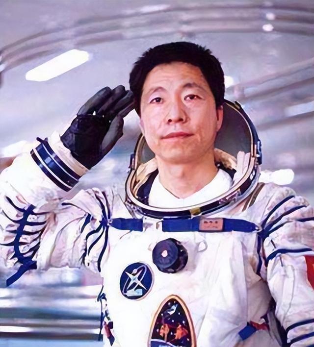 我国首位航天员杨利伟，被授予少将军衔，退休后能享受什么待遇？