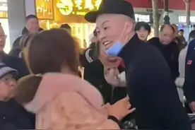 摊主用亲吻打败大妈 网友：一吻泯恩仇 亲嘴有风险图片