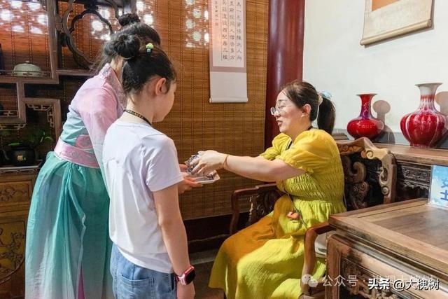 洪洞大槐树景区暑期“孝德敬茶”活动从游玩中体验孝德传家