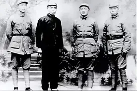 红四方面军4位高开低走的将领，55年三人授中将，另一人仅授少将图片