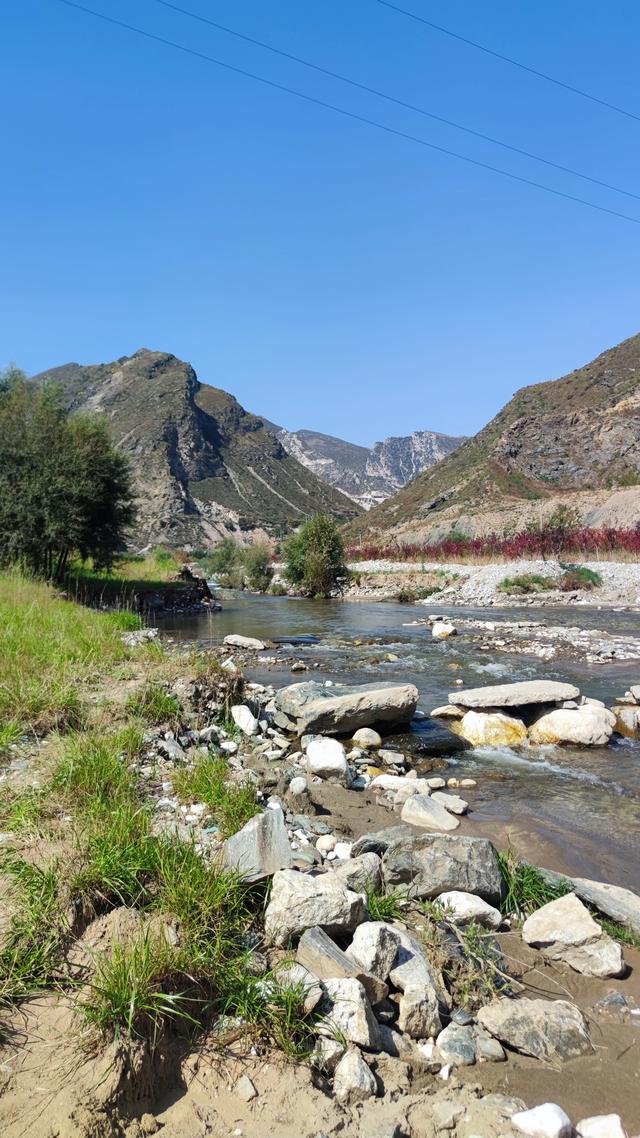 呼和浩特哈拉沁沟，一条小河从两山峡谷流出，步行只能走小路