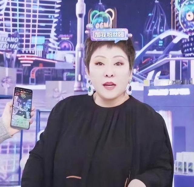 窦骁不忍了！何超莲4字回应婚变成笑话？向太怂了，连夜删文表态