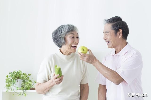 俗话说老牛吃嫩草，老女人吃嫩草是什么感觉？几位女人说出心里话