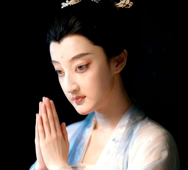 一个很奇怪的现象：人的长相，是根据她的内心神韵显化的