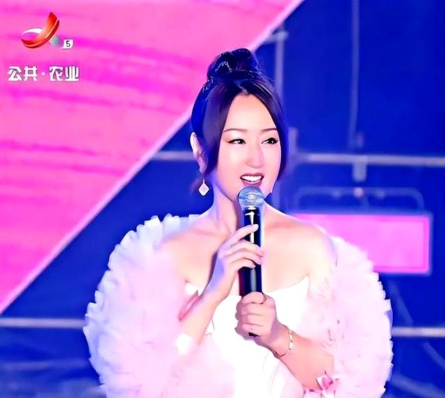 甜歌妹子杨钰莹，五十多岁依旧状态俱佳，她真的一直优雅到老