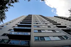 美国2岁男童15楼坠落生还，事发时家里有成年人，家属感到震惊图片