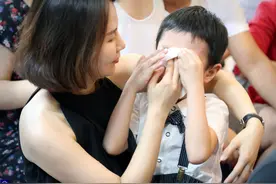 想知道孩子在幼儿园过得好不好？“7问7不问”轻松套话，记下来图片