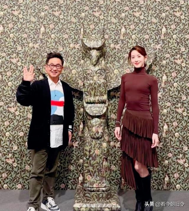 章泽天在英国和一帮富商共进晚餐，她的打扮一言难尽，肋骨外翻。