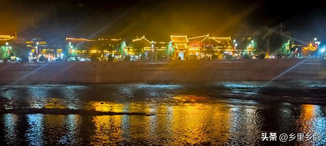 乡村和城市的夜景都充满魅力，也许是古镇的夜景多了一些风情韵味