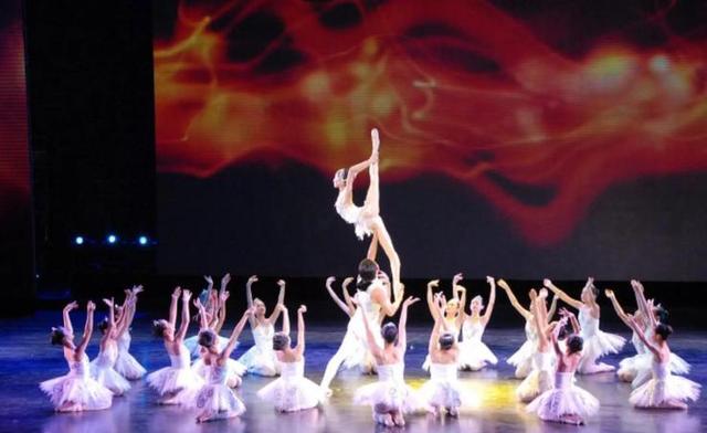 脱离许家印后，原恒大歌舞团长白珊珊	，最后居然嫁给了这个男人