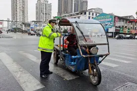 2024年交警说明：电动三轮车上路需要注意3点，以免罚款扣车图片