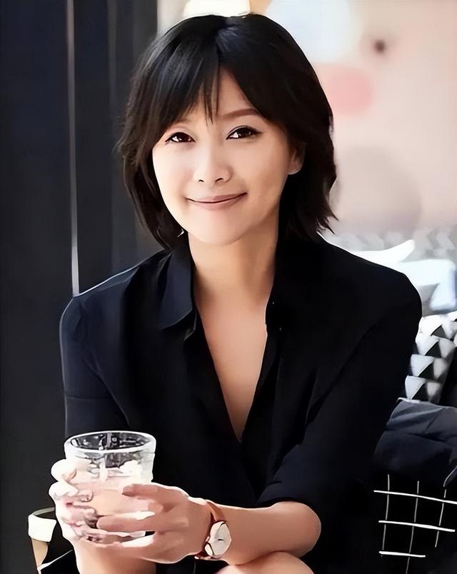 从19岁开始男人不断，半百了还没玩够，“风流才女”徐静蕾现形记