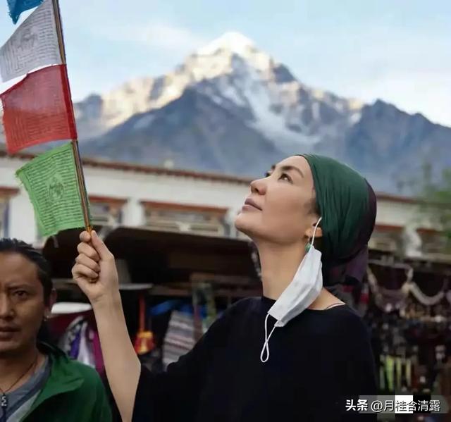 王菲西藏祈福,头戴绿头巾,素颜下眼袋好明显,岁月不饶人啊