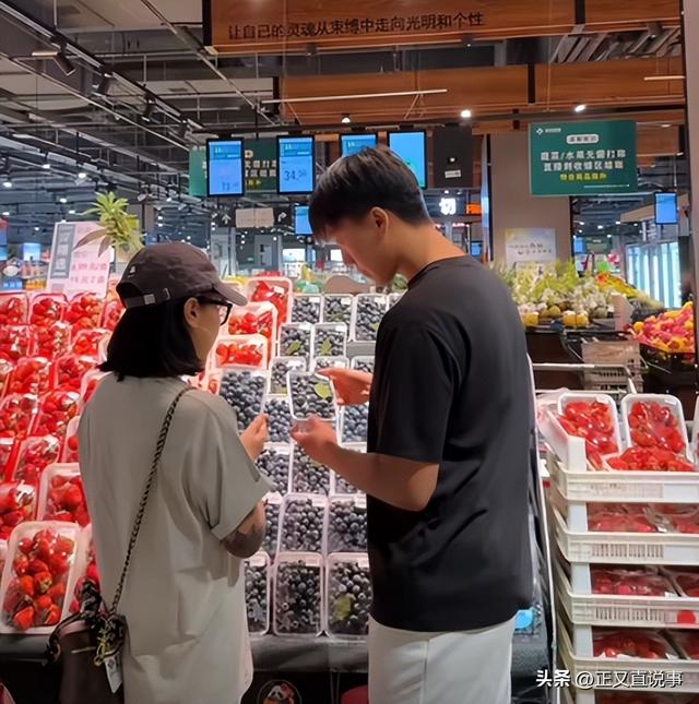 03年游泳教练爱上学员富婆，对方离异大他15岁，恋爱日常好甜蜜