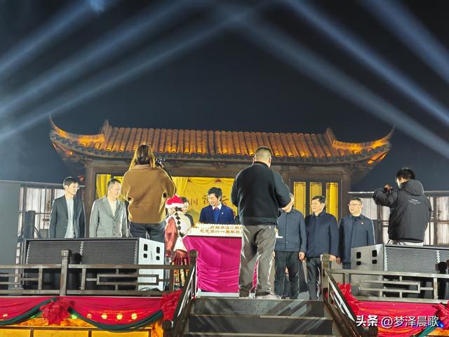 湖北：祥云湾庆典燃爆文旅圈 三喜临门夜 千人天灯点亮浪漫星河‌