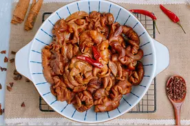 分享秘制卤肥肠，30年老配方，鲜香入味，没有异味，看着直流口水图片