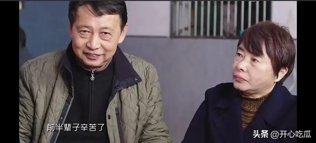 唐嫣现身葬礼！一直挽着罗晋的胳膊	，夫妻俩穿黑衣，神情痛苦悲伤