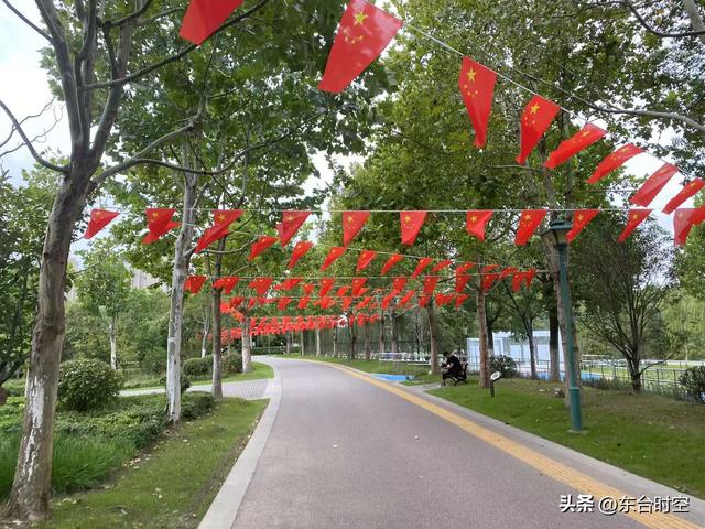 国庆节期间，东台市人民公园节日氛围浓