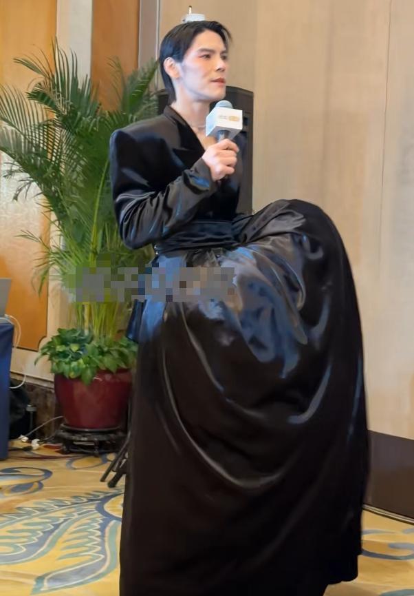 海南红毯好俗，毛晓彤挤出副乳，张萌深V不怕走光	，宋茜胸骨凸出