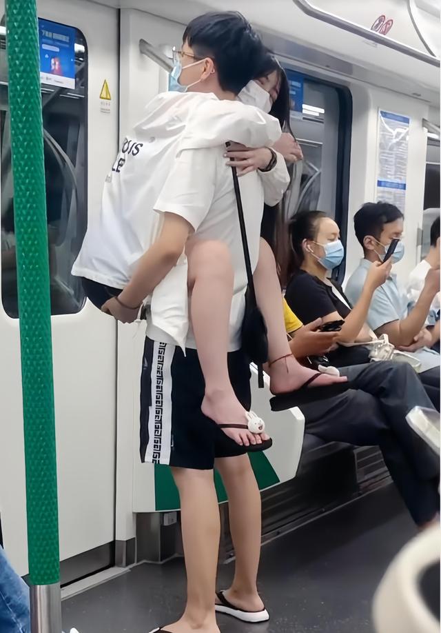 地铁偶遇“神仙情侣”！穿得朴素不玩手机，一个动作甜哭网友