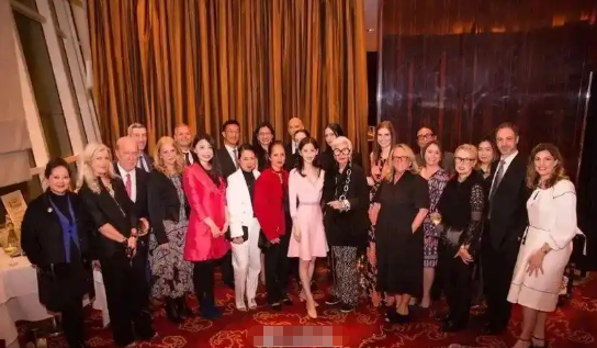 刘强东一句话暴露婚变传闻真相后，恶心一幕出现，奶茶妹妹太可怜