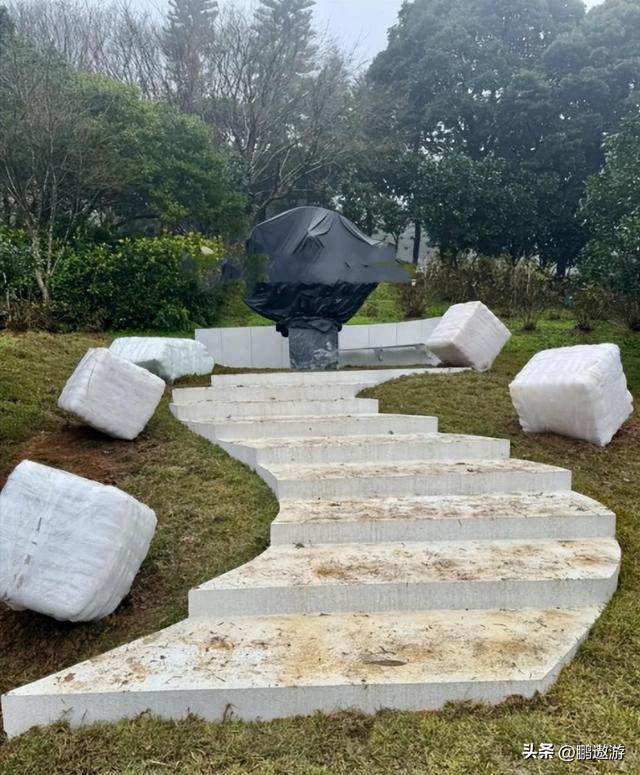 大S雕像圆满落成，具俊晔设计了9个台阶，5块方形石头	，深藏爱意