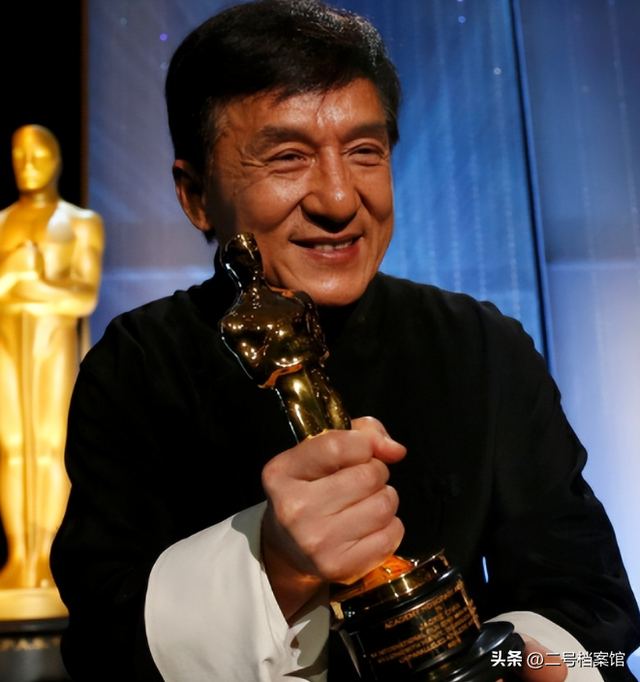 官媒对成龙的称呼变了！三字之差释放强烈信号，王晶真没说错