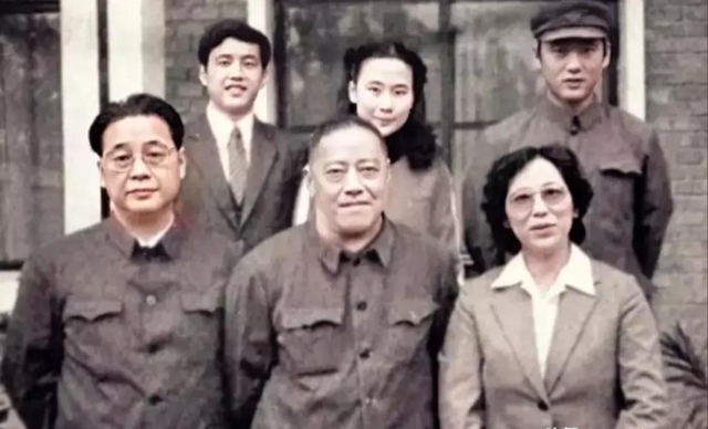 李鹏总理儿媳罕见留影，五官端正长相大气，爷爷功勋卓著比肩元帅