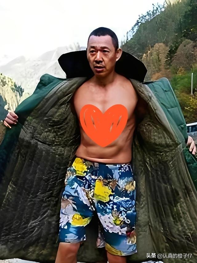 69岁张丰毅在篮球馆打球并合影，壮硕光头，有一种江湖大佬的霸气