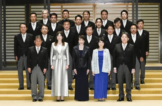 沉默14天高市再做表态:涉台立场不变但求网开一面,中方严肃回应