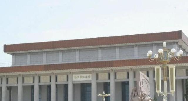专家：建议拆除毛主席纪念堂雕像，士兵：你胆敢拆一下试试