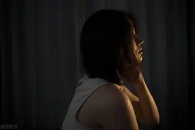 老婆出差，晚上岳母让我陪她看电视，电视打开后我傻了眼图片