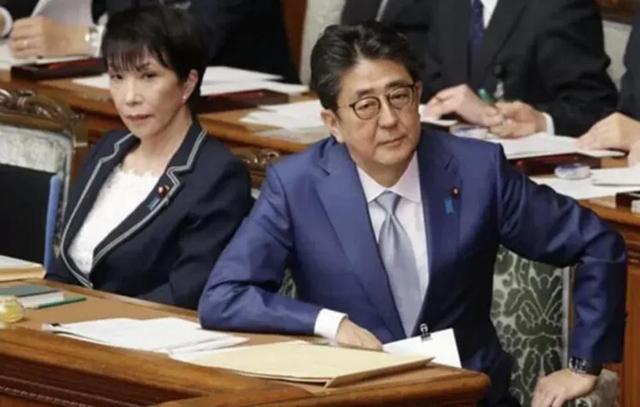 中国的愤怒不断升级！055大驱编队抵近日本，解放军的导弹已备好