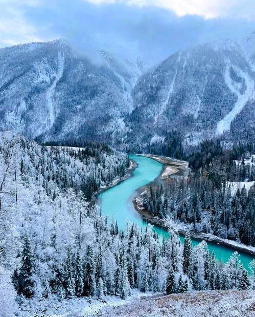 太惊险！女子翻越警戒线拍照突遇“凌洪”，网友：要美不要命