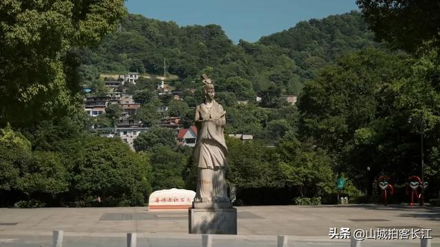 重庆头号袖珍镇，地处山城核心区，境内网红打卡点备受争议？