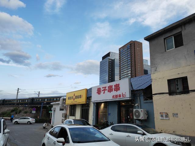 它是泰山下一个小众景点，一条700米巷子，人称泰安“小武康路”