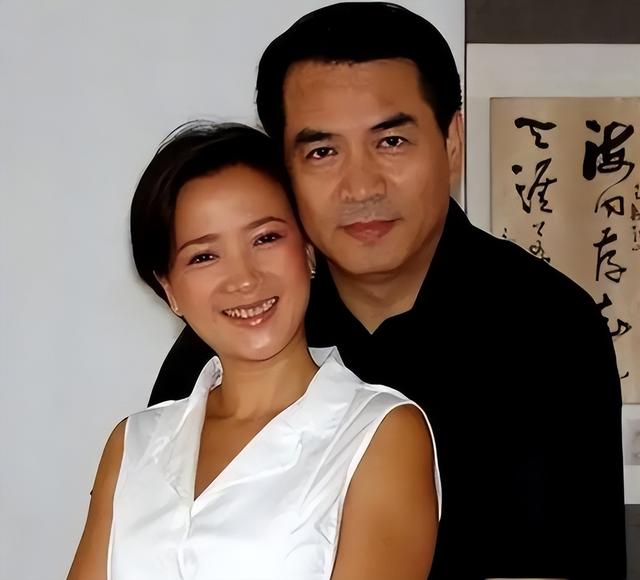 何晴去世后，廖京生评论区沦陷，其无奈回应：她不是我家人！