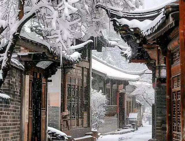古巷深处，雪景如画