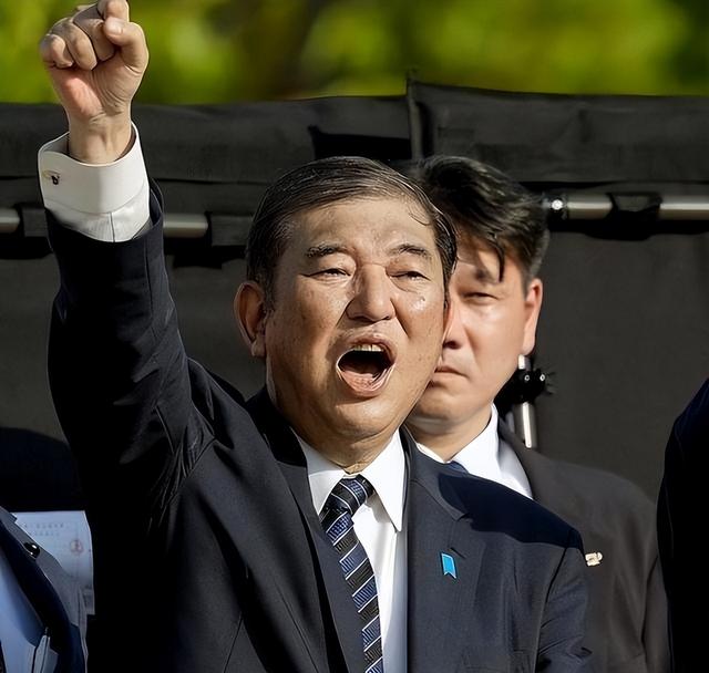 在中日关系敏感时期，他竟然率团赴日访问，为了刷存在感毫无底线