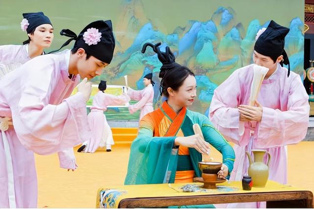 钱冲放大招啦！黄金免费送，穿汉服免门票......太燃了！