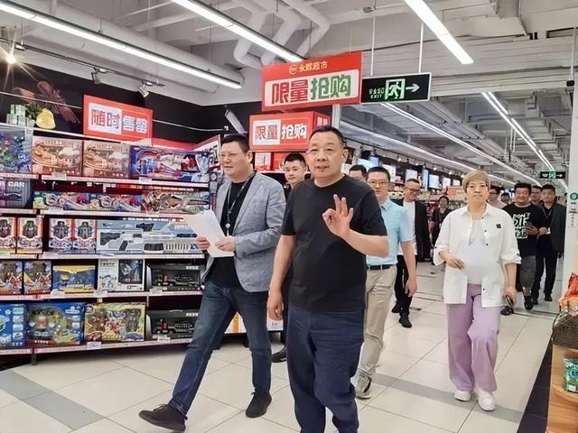 胖东来聘刑释人员不到一个月，人民日报发声，于东来社会地位变了