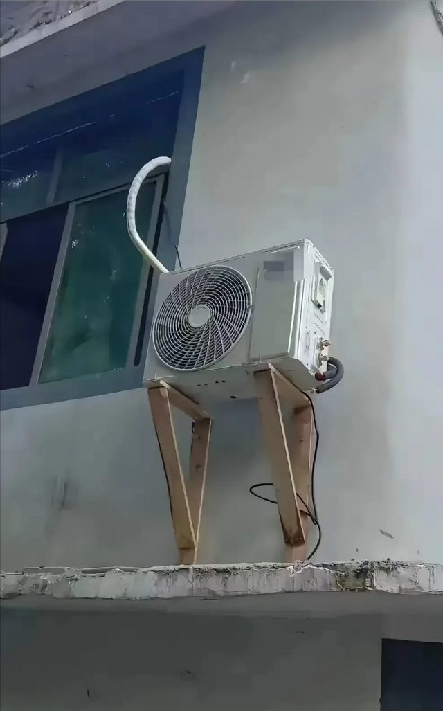 要钱不要命！男子为省几十块钱，竟找几块木板支撑空调外机